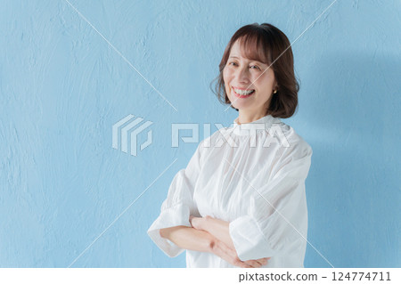 微笑的中年婦女（藍色背景） 124774711