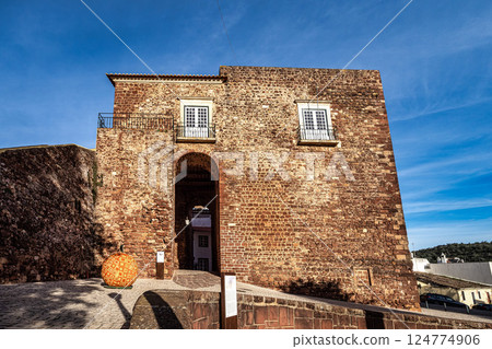 The city gate building, Torreao das Portas da Cidade in the city centre of Silves, Portugal, Europe 124774906