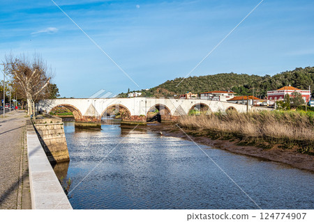 The Roman bridge, Ponte Romana in the city of Silves in the Algarve region of Portugal. 124774907