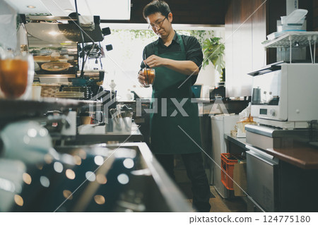 cafeteria, cafe, caffe 124775180