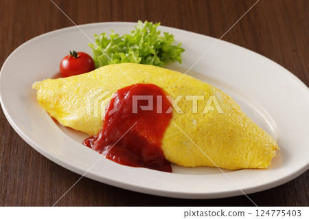 美味的煎蛋飯配番茄醬 美味的煎蛋飯配番茄醬 124775403