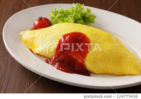 美味的煎蛋飯配番茄醬 美味的煎蛋飯配番茄醬 124775416
