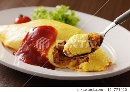 Delicious omelet rice with ketchup 124775420