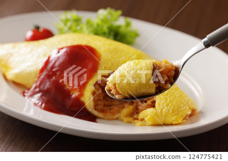 Delicious omelet rice with ketchup 124775421