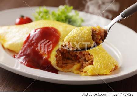 美味的煎蛋飯配番茄醬 124775422