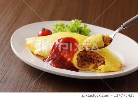 美味的煎蛋飯配番茄醬 124775425