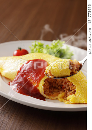 美味的煎蛋飯配番茄醬 美味的煎蛋飯配番茄醬 124775426