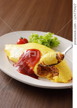 美味的煎蛋飯配番茄醬 美味的煎蛋飯配番茄醬 124775427