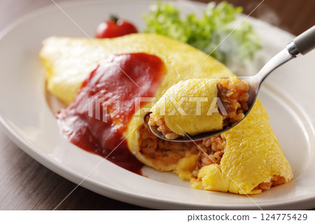 美味的煎蛋飯配番茄醬 124775429