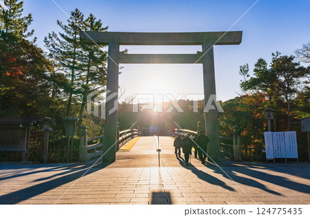 Ise Jingu Inner Shrine: The sun rising from the Ujibashi Torii 124775435