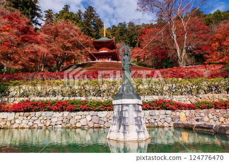 Guanyin statue by autumn folaige garden and pagoda of Katsuo-ji temple 124776470