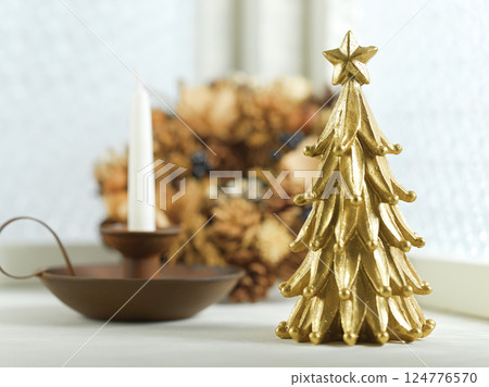 窗邊裝飾的聖誕樹和花環 — 聖誕圖像 124776570