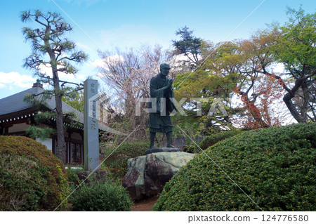 Yugyoji Temple - Statue of Ippen Shonin Yugyoji Temple - Statue of Ippen Shonin 124776580