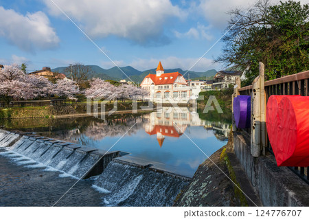 Colorful heart at viewpoint of Siebold no Yu in springtime, Ureshino 124776707