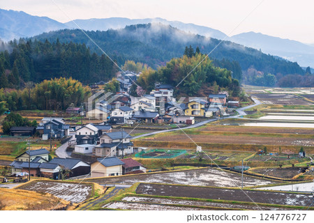 Japanese houses with sakura and mist at Magome juku, Kiso valley 124776727