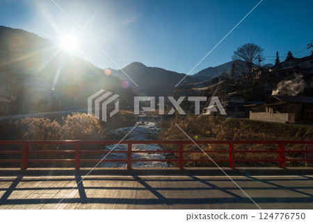 Shibu onsen town with cascading river view by bridge, Yamanouchi Shibu onsen town with cascading river view by bridge, Yamanouchi 124776750