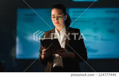 woman is speaking about technologies 124777440