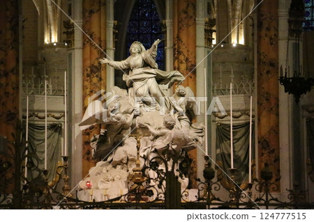 沙特爾大教堂內部裝飾的雕像 124777515