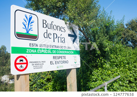 Signal indicating direction of Bufones de Pria, Llanes, Asturias 124777638