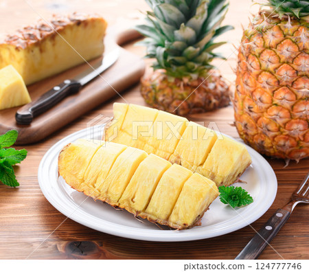 Fresh pineapple (cut image) Fresh pineapple (cut image) 124777746