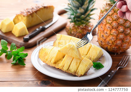 Fresh pineapple (cut image) Fresh pineapple (cut image) 124777750
