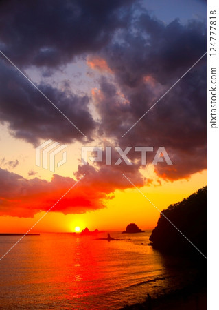 在海上日落 124777818