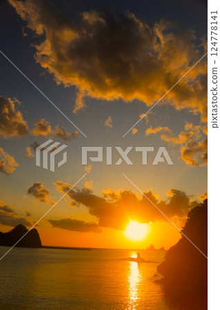 Sunset over the sea Sunset over the sea 124778141