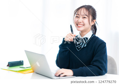 High school student succeeds in reducing smartphone costs 124779270