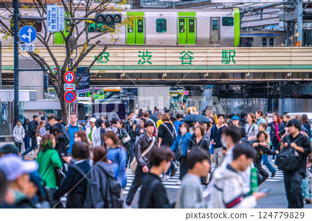 Five years since the emergency declaration of Tokyo's urban landscape in Japan... Shibuya is bustling with foreign tourists. Five years have passed since the emergency declaration in seven days... Masquerades are eradicated... Five years since the emergency declaration of Tokyo's urban landscape in Japan... Shibuya is bustling with foreign tourists. Five years have passed since the emergency declaration in seven days... Masquerades are eradicated... 124779829