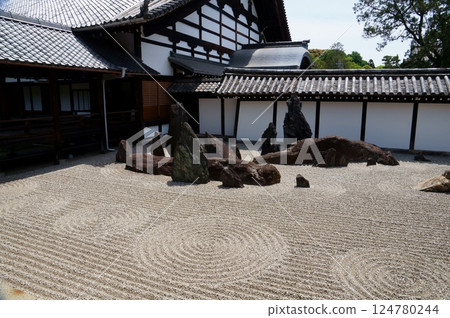 岩石花園和河沙圖案 124780244