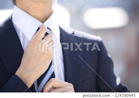 站在商業區的一位西裝革履的年輕人 124780945