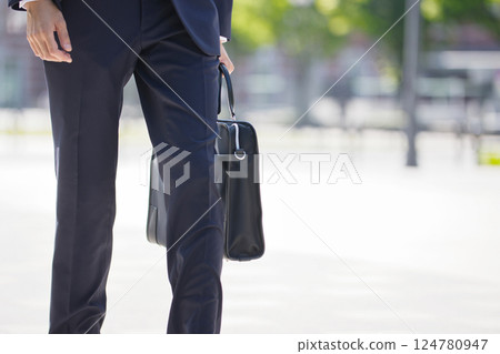一位穿著西裝的年輕男子的腳走過商業區 一位穿著西裝的年輕男子的腳走過商業區 124780947