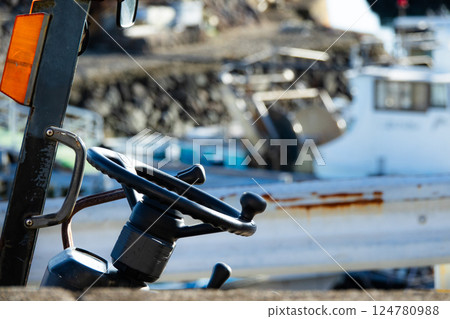 從停在鄉村漁村的堆高機駕駛座上看到的景象 124780988