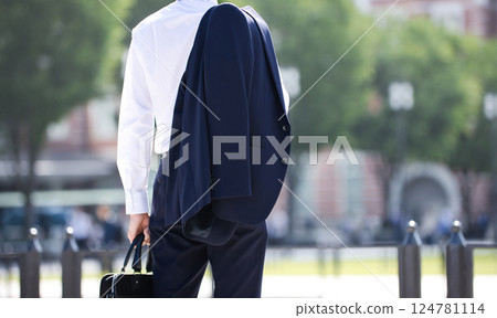 站在商業區穿著西裝的年輕男子的背影 站在商業區穿著西裝的年輕男子的背影 124781114