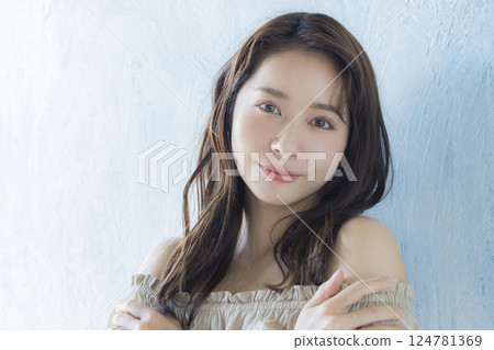 Off-shoulder woman 124781369
