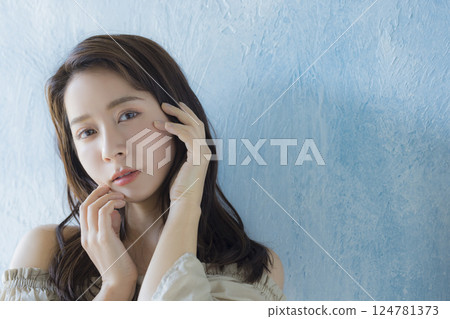 Off-shoulder woman Off-shoulder woman 124781373