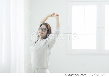 A woman growing 124781398