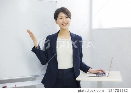 演示文稿的年輕女子 124781582