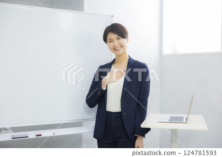 演示文稿的年輕女子 124781593