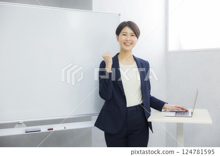 演示文稿的年輕女子 演示文稿的年輕女子 124781595