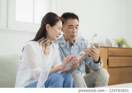 A couple looking at a smartphone 124781601