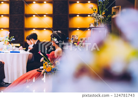 <婚禮圖片> 新郎新娘坐在高砂上 124781743