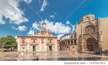 Panoramic timelapse hyperlapse of Valencia's Plaza de la Virgen. Spain 124781951