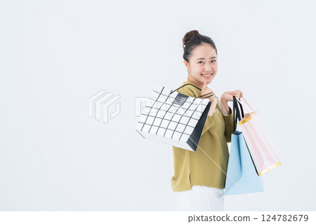 一個年輕女人購物 124782679