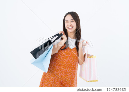 一個年輕女人購物 一個年輕女人購物 124782685