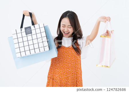 A young woman shopping 124782686