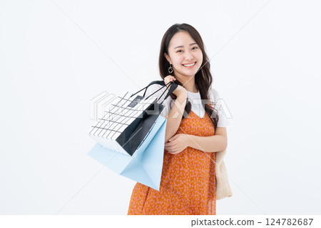 一個年輕女人購物 124782687