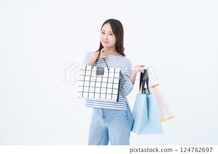 A young woman shopping 124782697