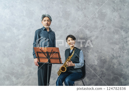 一名女子在音樂課學習吹奏薩克斯風 124782836