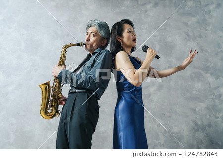 一名男子吹奏薩克斯風，女歌手唱歌 124782843